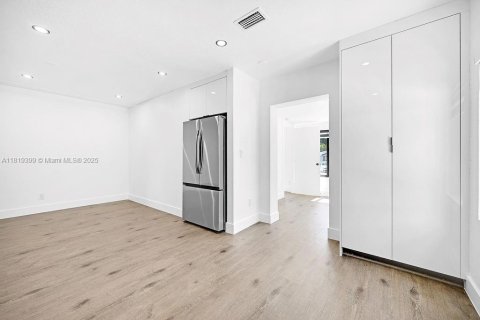 House in North Miami, Florida 3 bedrooms, 119.84 sq.m. № 1779901 - photo 8