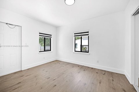 House in North Miami, Florida 3 bedrooms, 119.84 sq.m. № 1779901 - photo 18