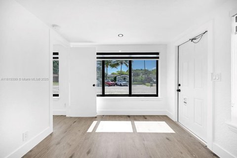 House in North Miami, Florida 3 bedrooms, 119.84 sq.m. № 1779901 - photo 9