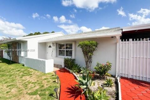House in Miami, Florida 3 bedrooms, 111.48 sq.m. № 1750444 - photo 3