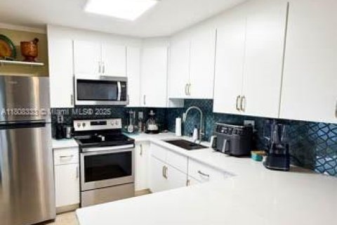 House in Miami, Florida 3 bedrooms, 111.48 sq.m. № 1750444 - photo 16