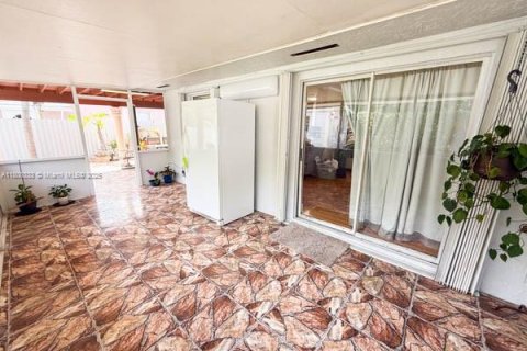 House in Miami, Florida 3 bedrooms, 111.48 sq.m. № 1750444 - photo 28