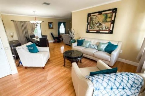 House in Miami, Florida 3 bedrooms, 111.48 sq.m. № 1750444 - photo 10