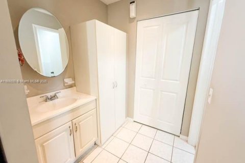 House in Miami, Florida 3 bedrooms, 111.48 sq.m. № 1750444 - photo 22