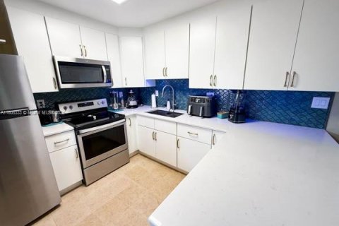 House in Miami, Florida 3 bedrooms, 111.48 sq.m. № 1750444 - photo 14