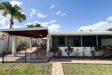House in Miami, Florida 3 bedrooms, 111.48 sq.m. № 1750444 - photo 30