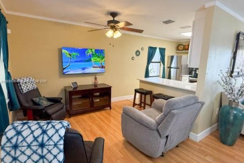 House in Miami, Florida 3 bedrooms, 111.48 sq.m. № 1750444 - photo 11