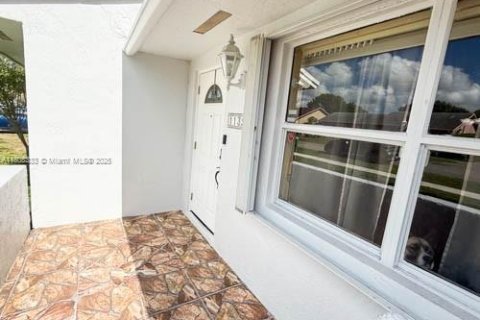 House in Miami, Florida 3 bedrooms, 111.48 sq.m. № 1750444 - photo 4