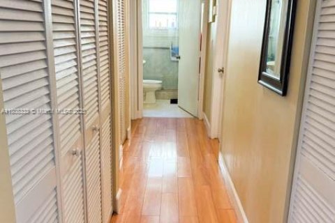 House in Miami, Florida 3 bedrooms, 111.48 sq.m. № 1750444 - photo 17