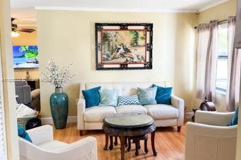 House in Miami, Florida 3 bedrooms, 111.48 sq.m. № 1750444 - photo 9