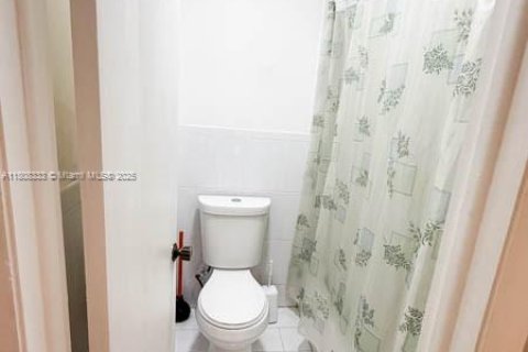 House in Miami, Florida 3 bedrooms, 111.48 sq.m. № 1750444 - photo 23