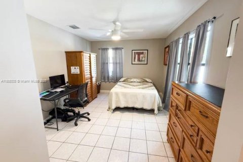 House in Miami, Florida 3 bedrooms, 111.48 sq.m. № 1750444 - photo 20