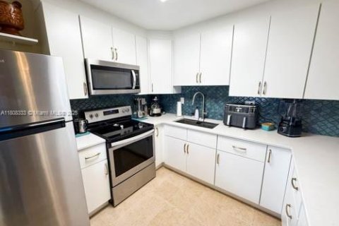 House in Miami, Florida 3 bedrooms, 111.48 sq.m. № 1750444 - photo 15