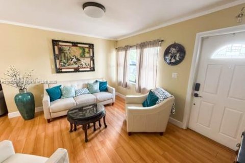House in Miami, Florida 3 bedrooms, 111.48 sq.m. № 1750444 - photo 5