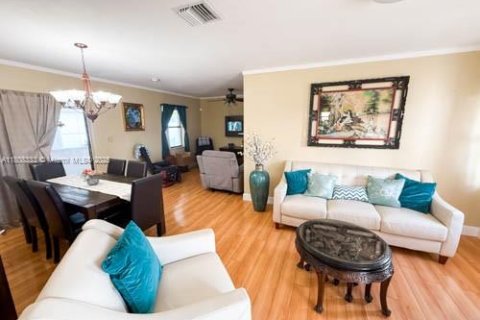 House in Miami, Florida 3 bedrooms, 111.48 sq.m. № 1750444 - photo 6