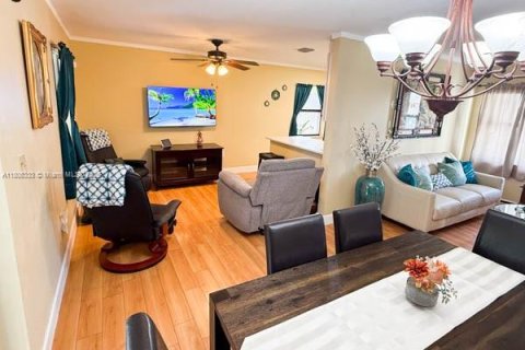 House in Miami, Florida 3 bedrooms, 111.48 sq.m. № 1750444 - photo 7