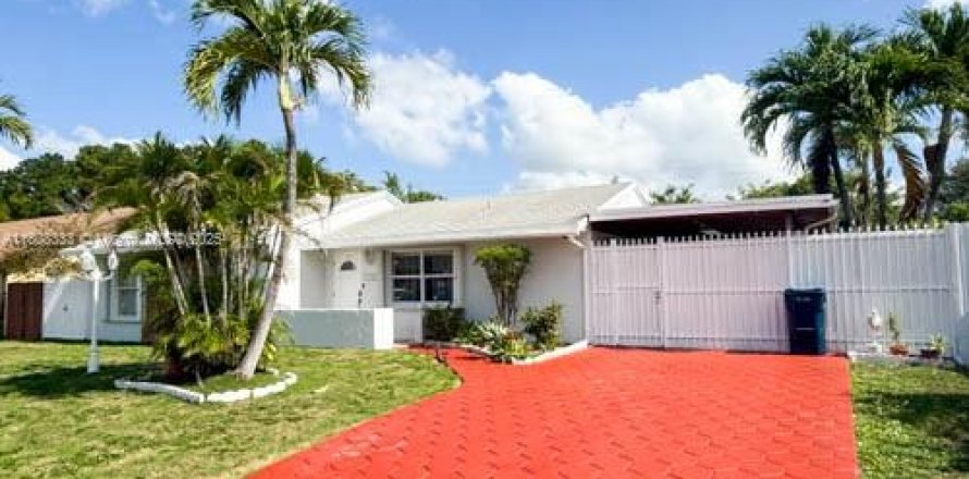 House in Miami, Florida 3 bedrooms, 111.48 sq.m. № 1750444