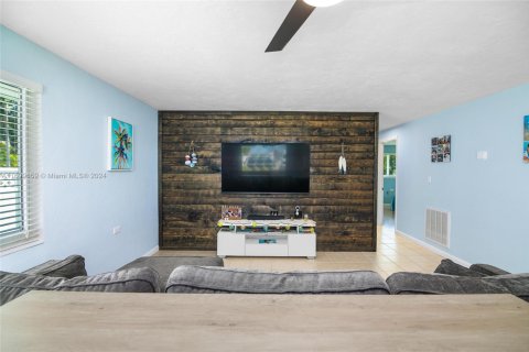 House in Marathon, Florida 3 bedrooms, 142.88 sq.m. № 1762391 - photo 9