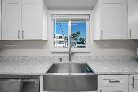 House in Marathon, Florida 3 bedrooms, 142.88 sq.m. № 1762391 - photo 15