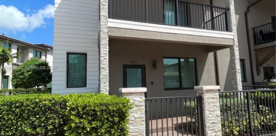 Townhouse in Doral, Florida 3 bedrooms, 149.02 sq.m. № 2023639