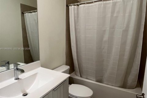 Townhouse in Doral, Florida 3 bedrooms, 149.02 sq.m. № 2023639 - photo 17