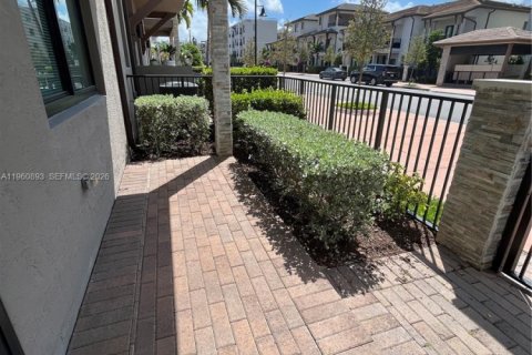 Townhouse in Doral, Florida 3 bedrooms, 149.02 sq.m. № 2023639 - photo 2