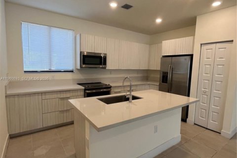 Townhouse in Doral, Florida 3 bedrooms, 149.02 sq.m. № 2023639 - photo 4