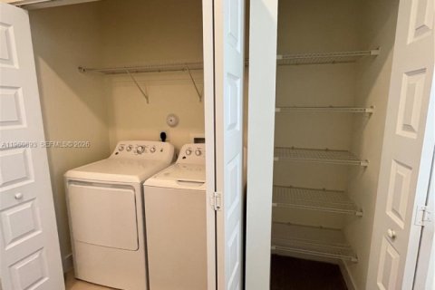 Townhouse in Doral, Florida 3 bedrooms, 149.02 sq.m. № 2023639 - photo 11