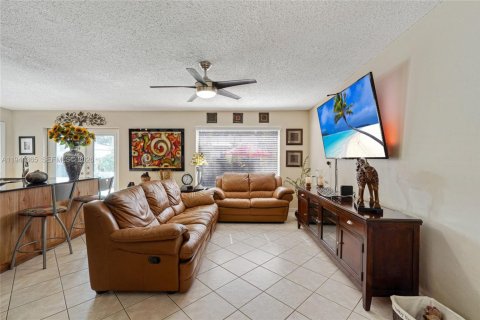 Casa en venta en Miami, Florida, 3 dormitorios, 162.76 m2 № 1999727 - foto 12