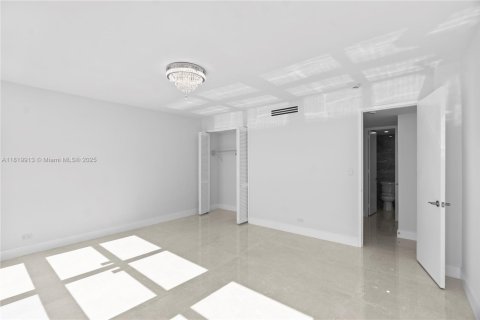 Condo in Miami Beach, Florida, 1 bedroom  № 1779092 - photo 24