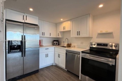 Condo in North Miami, Florida, 2 bedrooms  № 2031163 - photo 10