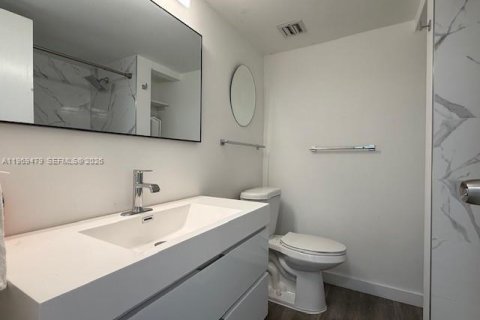 Condo in North Miami, Florida, 2 bedrooms  № 2031163 - photo 16