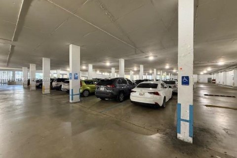 Condo in North Miami, Florida, 2 bedrooms  № 2031163 - photo 23