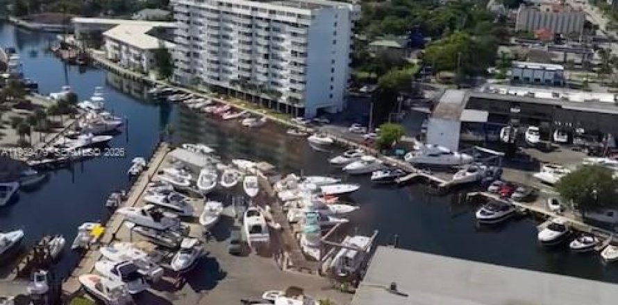 Condo in North Miami, Florida, 2 bedrooms  № 2031163