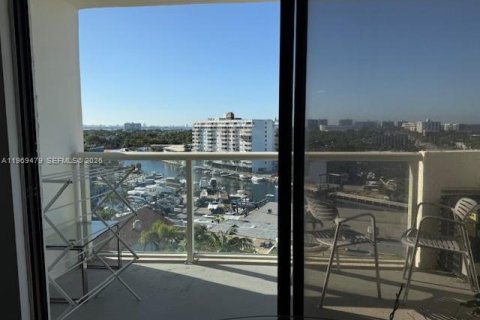 Condo in North Miami, Florida, 2 bedrooms  № 2031163 - photo 4