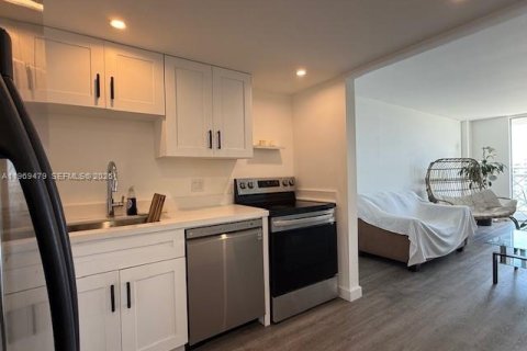 Condo in North Miami, Florida, 2 bedrooms  № 2031163 - photo 9