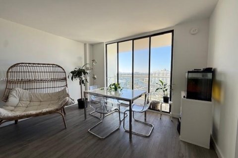 Condo in North Miami, Florida, 2 bedrooms  № 2031163 - photo 5