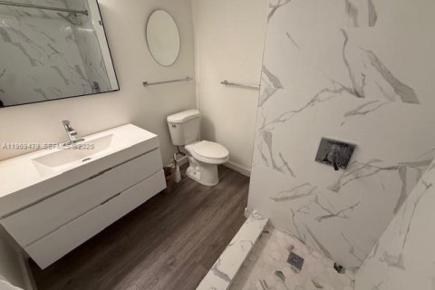 Condo in North Miami, Florida, 2 bedrooms  № 2031163 - photo 17