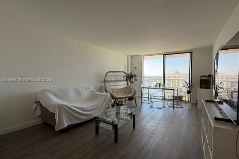 Condo in North Miami, Florida, 2 bedrooms  № 2031163 - photo 6