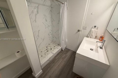 Condo in North Miami, Florida, 2 bedrooms  № 2031163 - photo 18