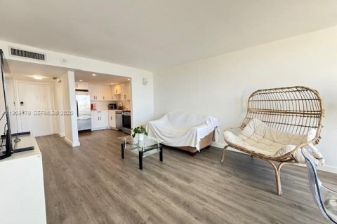 Condo in North Miami, Florida, 2 bedrooms  № 2031163 - photo 7