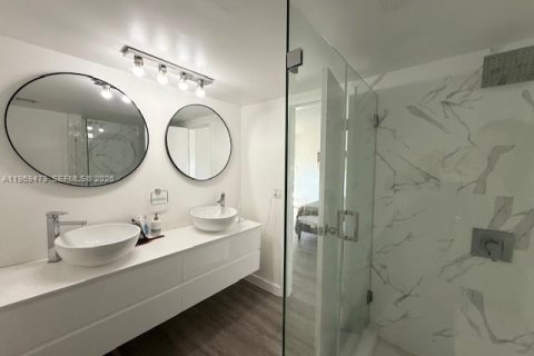 Condo in North Miami, Florida, 2 bedrooms  № 2031163 - photo 12