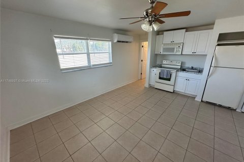 Снять в аренду виллу или дом в Кейп-Корал, Флорида № 1957894 - фото 1