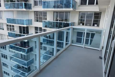 Copropriété à louer à Hollywood, Floride: 2 chambres, 119.94 m2 № 2432937 - photo 15