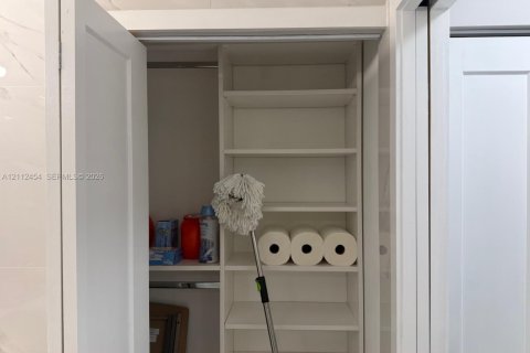 Copropriété à louer à Hollywood, Floride: 2 chambres, 119.94 m2 № 2432937 - photo 23