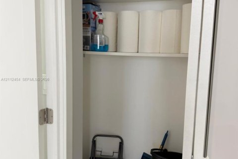 Copropriété à louer à Hollywood, Floride: 2 chambres, 119.94 m2 № 2432937 - photo 25