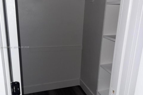 Снять в аренду виллу или дом в Майами, Флорида 1 спальня, 176.98м2, № 2056903 - фото 4