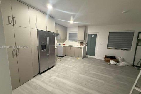 Снять в аренду виллу или дом в Майами, Флорида 1 спальня, 176.98м2, № 2056903 - фото 2