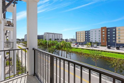 Copropriété à louer à Doral, Floride: 2 chambres, 104.42 m2 № 1950880 - photo 3