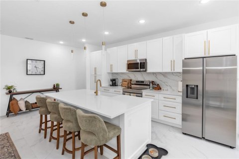 Casa en venta en Deltona, Florida, 4 dormitorios, 191.38 m2 № 2155693 - foto 6